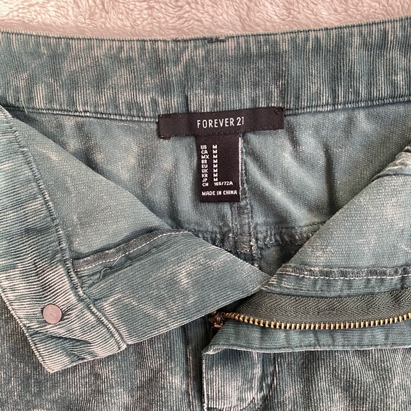 Lightweight textured green mini skirt! - Picture 2 of 4